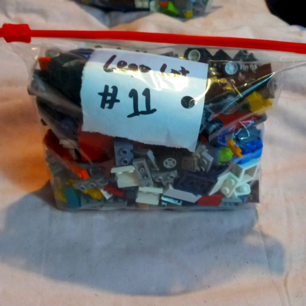 Lego lot 11 weighs 0.811 of mixed lot